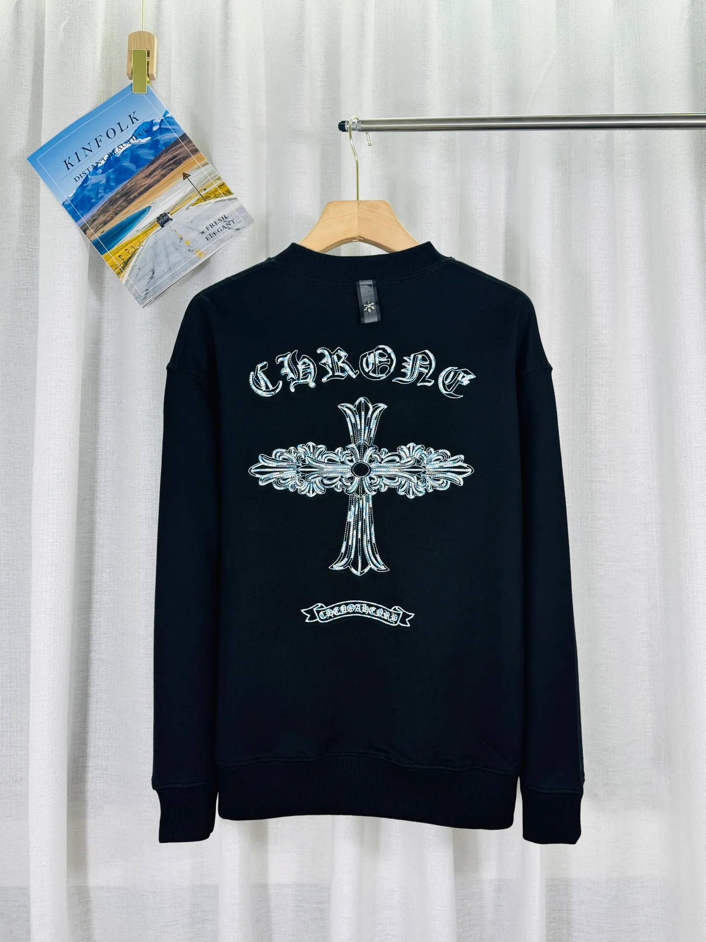 P240 top version, real shot without P, ​​different from market currency) 𝗖𝗵𝗿𝗼𝗺𝗲 𝗛𝗲𝗮𝗿𝘁𝘀/Cro Heart 2025 washed patch embroidery autumn and winter new original single counter American laser burnt 3D three-dimensional color embroidered couple casual sweatshirt 👑The highest version! Customized fabric 430g tripe terry fabric! American acid-washed and distressed original fabric laser burnt ✟appliqué embroidery and exquisite embroidery of letters! The best-selling model in the counter, very comfortable to wear. Accessories: original molded and authenticated collar label➕100% silk wash label. Genuine purchase-grade original hangtag➕matching hanging rope➕3D hanging beads➕original packaging bag. Craftsmanship: The original version has consistent wiring! The highest version of the armhole matching technique! Color: Gray Black Size: S M L XL Style No.: 9302